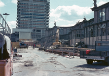 827659 Afbeelding van de sloop van het Centraal Station (Stationsplein) te Utrecht. Links op de achtergrond de nieuwe ...